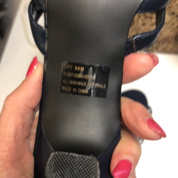 Studio Works Strappy Navy Sandals 9.5 Like New! - Picture 5 of 8